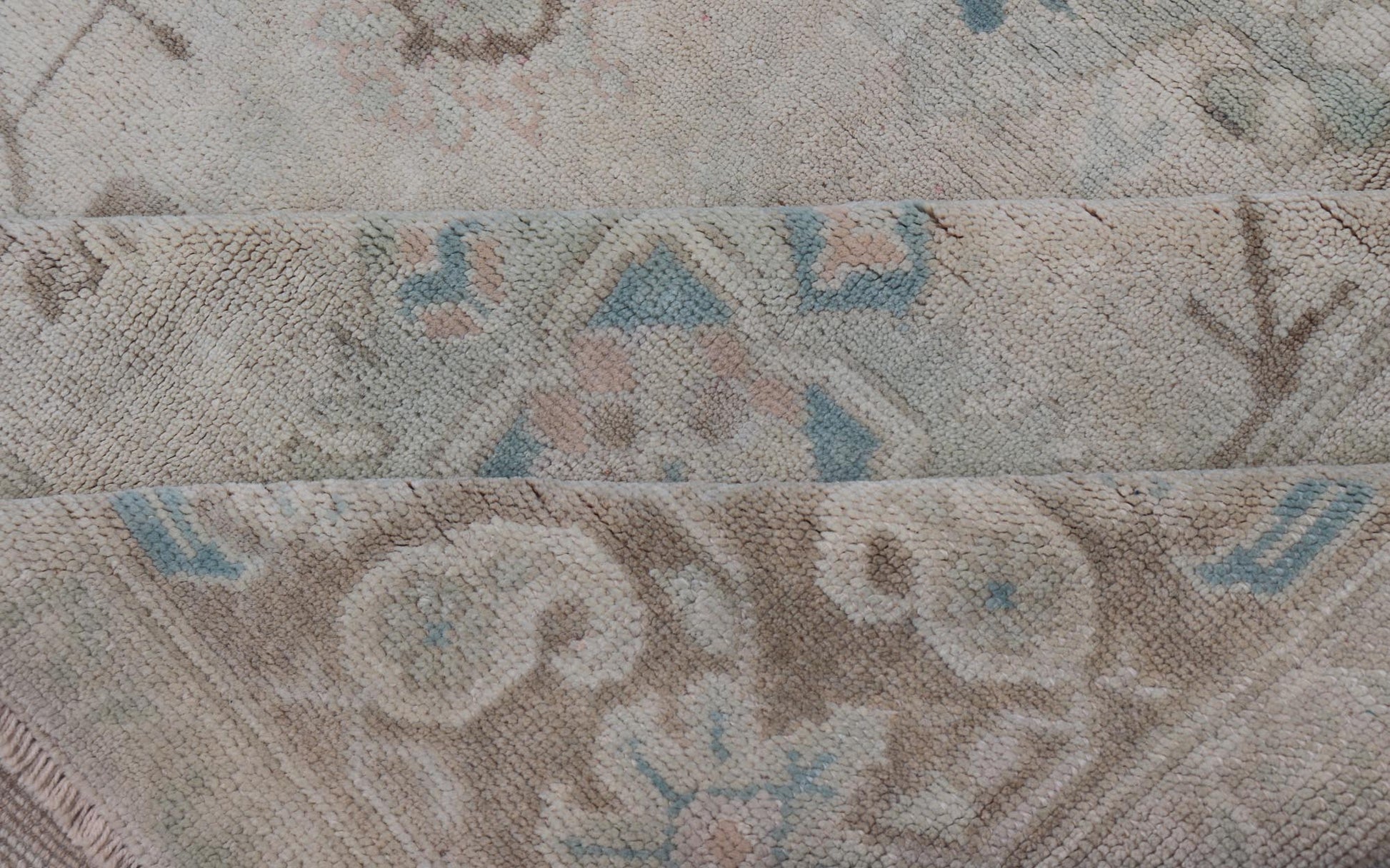 Vintage Turkish Floral Oushak Rug in Pale Gray, Brown and Blue. Country of Origin: Turkey; Type: Oushak; Design: Floral, Oushak Floral; Keivan Woven Arts: rug EN - 141684 Measures: 6'7 x 10'10 This vintage Turkish Oushak showcases very c... - Keivan Woven ArtsEN - 141684 - 6721Rug