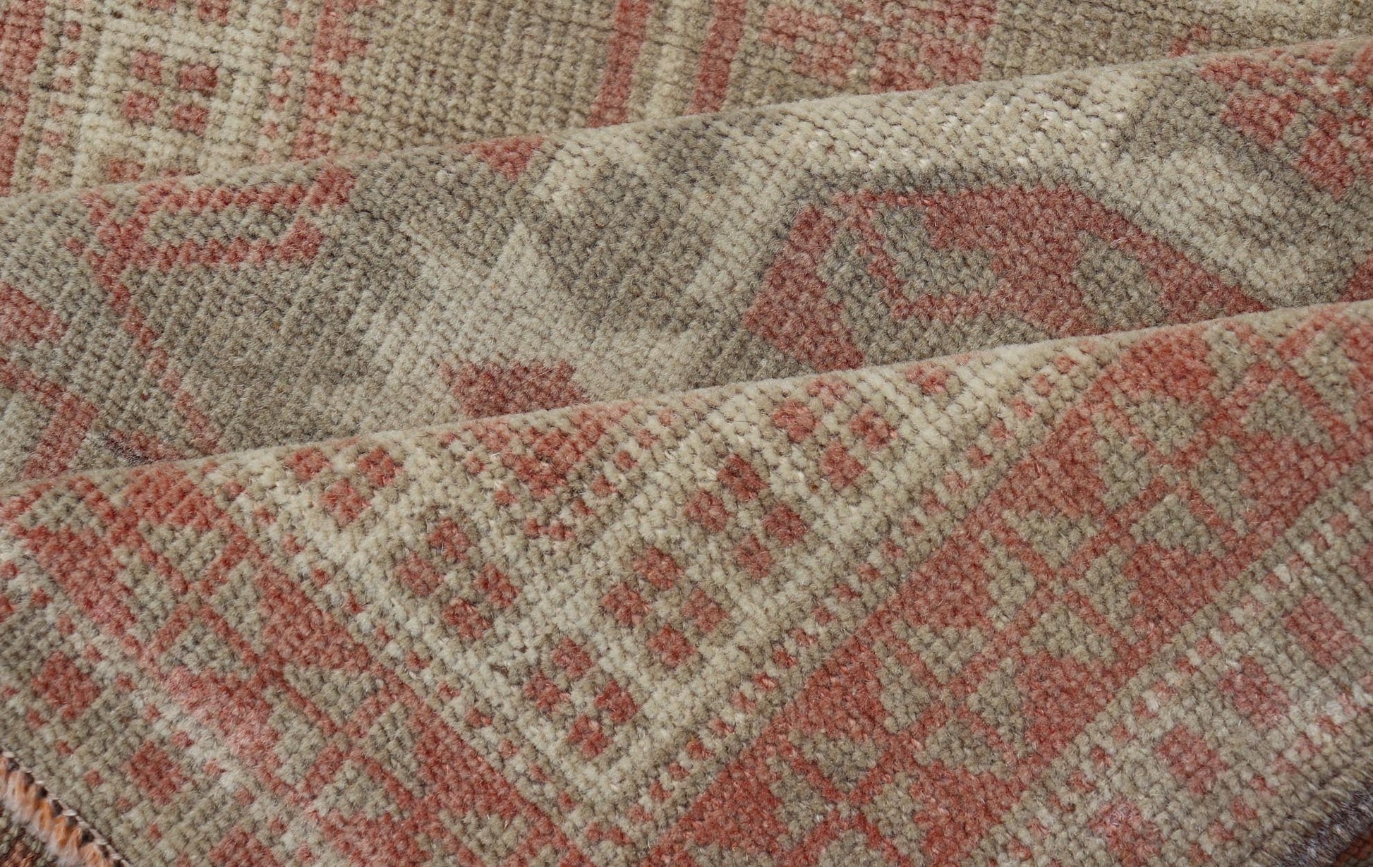 Vintage Turkish Oushak Rug with Geometric Design in Soft Red, and Light Green. Keivan Woven Arts rug/EN - 14171, country of origin / type: Turkey / Oushak, circa 1940, Oushak vintage. Measures: 2'6 x 3'10 - Keivan Woven ArtsEN - 14171 - 23750Rug