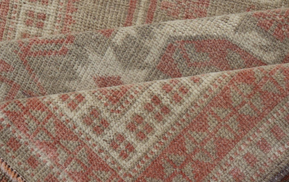 Vintage Turkish Oushak Rug with Geometric Design in Soft Red, and Light Green. Keivan Woven Arts rug/EN - 14171, country of origin / type: Turkey / Oushak, circa 1940, Oushak vintage. Measures: 2'6 x 3'10 - Keivan Woven ArtsEN - 14171 - 23750Rug