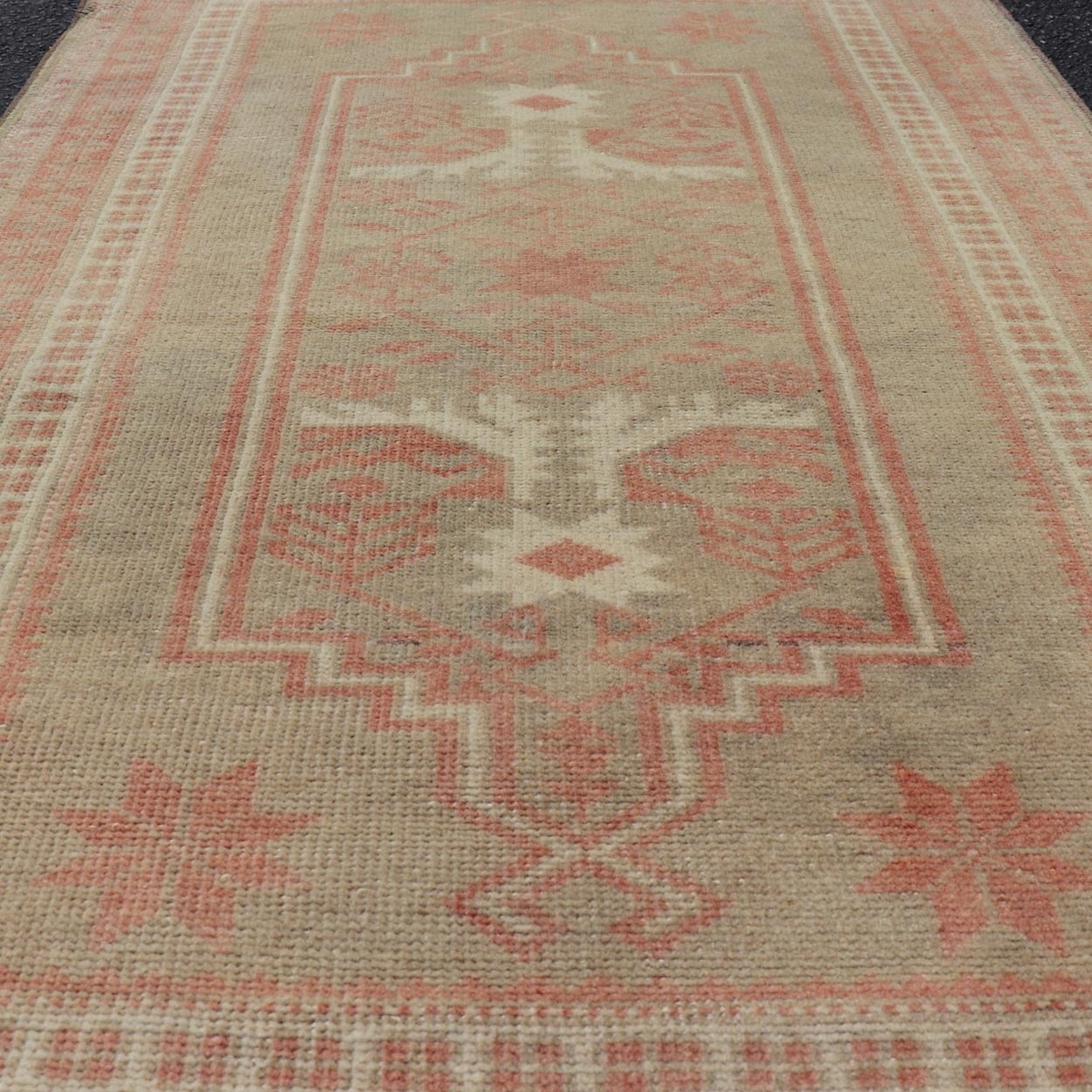Vintage Turkish Oushak Rug with Geometric Design in Soft Red, and Light Green. Keivan Woven Arts rug/EN - 14171, country of origin / type: Turkey / Oushak, circa 1940, Oushak vintage. Measures: 2'6 x 3'10 - Keivan Woven ArtsEN - 14171 - 23750Rug