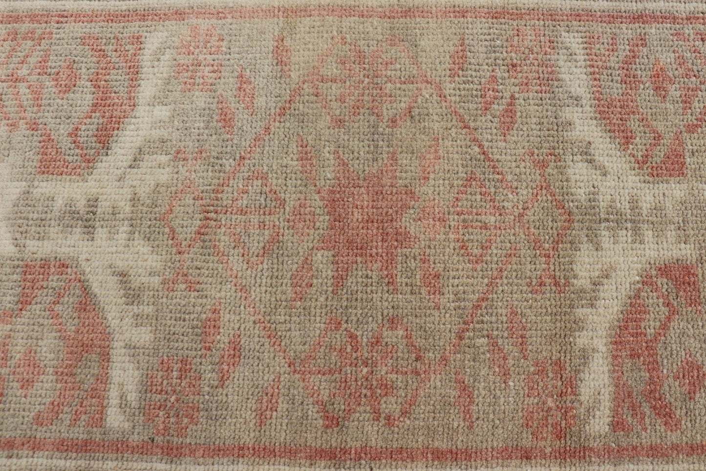 Vintage Turkish Oushak Rug with Geometric Design in Soft Red, and Light Green. Keivan Woven Arts rug/EN - 14171, country of origin / type: Turkey / Oushak, circa 1940, Oushak vintage. Measures: 2'6 x 3'10 - Keivan Woven ArtsEN - 14171 - 23750Rug