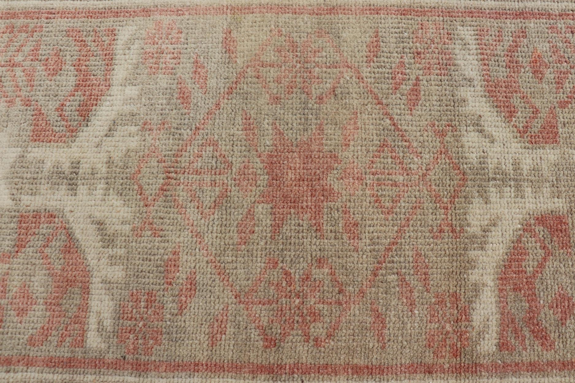 Vintage Turkish Oushak Rug with Geometric Design in Soft Red, and Light Green. Keivan Woven Arts rug/EN - 14171, country of origin / type: Turkey / Oushak, circa 1940, Oushak vintage. Measures: 2'6 x 3'10 - Keivan Woven ArtsEN - 14171 - 23750Rug