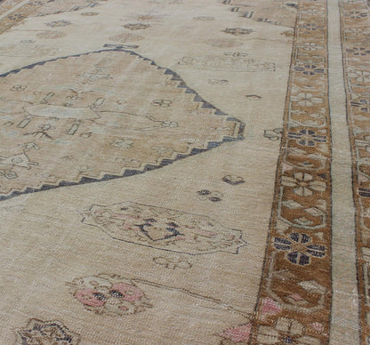 Cream and Taupe Midcentury Turkish Oushak Rug with Etched Medallion Design kwarugs Etched medallion vintage rug Oushak from Turkey with neutral tones, Keivan Woven Arts / rug en - 141811, country of origin / type: Turkey / Oushak, circa 1950. ... - Keivan Woven ArtsEN - 141811 - 9408Rug