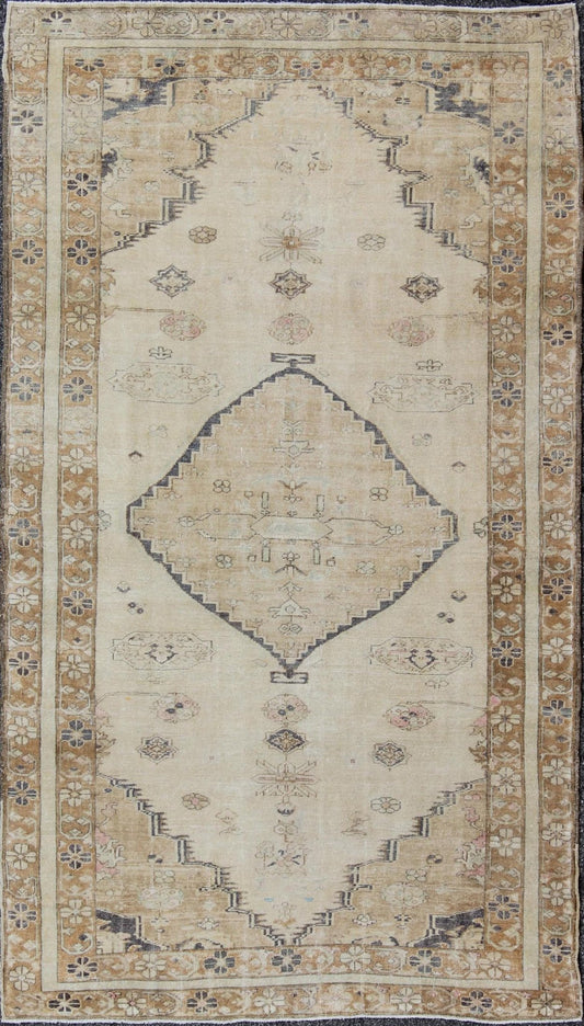 Cream and Taupe Midcentury Turkish Oushak Rug with Etched Medallion Design kwarugs Etched medallion vintage rug Oushak from Turkey with neutral tones, Keivan Woven Arts / rug en - 141811, country of origin / type: Turkey / Oushak, circa 1950. ... - Keivan Woven ArtsEN - 141811 - 9408
