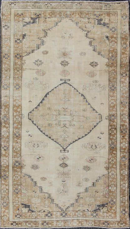 Cream and Taupe Midcentury Turkish Oushak Rug with Etched Medallion Design kwarugs Etched medallion vintage rug Oushak from Turkey with neutral tones, Keivan Woven Arts / rug en - 141811, country of origin / type: Turkey / Oushak, circa 1950. ... - Keivan Woven ArtsEN - 141811 - 9408Rug