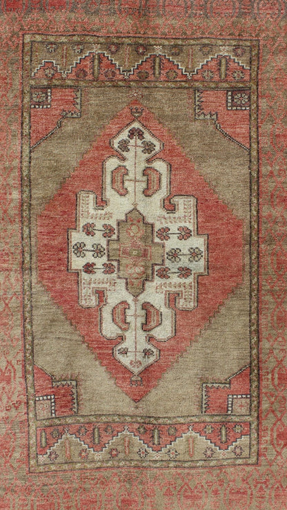 Keivan Woven Arts, En - 141924, Vintage Mid - Century Turkish Oushak Rug with Olive green and soft red Oushak vintage Turkish rug with tribal medallion design, rug en - 141924, country of origin / type: Turkey / Oushak, circa 1940 This vintage Turkish... - Keivan Woven ArtsEN - 141924 - 7719Rug