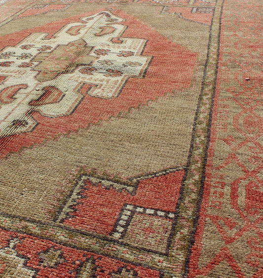 Keivan Woven Arts, En - 141924, Vintage Mid - Century Turkish Oushak Rug with Olive green and soft red Oushak vintage Turkish rug with tribal medallion design, rug en - 141924, country of origin / type: Turkey / Oushak, circa 1940 This vintage Turkish... - Keivan Woven ArtsEN - 141924 - 7719Rug
