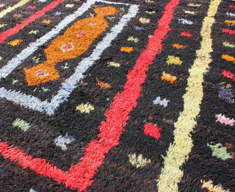 Vintage Turkish Tulu Rug with Tribal Pattern in Black, Yellow, Red, Blue and Red. Keivan Woven Arts / rug EN - 142568, country of origin / type: Turkey / Tulu, circa mid - 20th century Measures: 3'11 x 5'11. This vintage Tulu from mid - 20th century Tu... - Keivan Woven ArtsEN - 142568 - 7859Rug