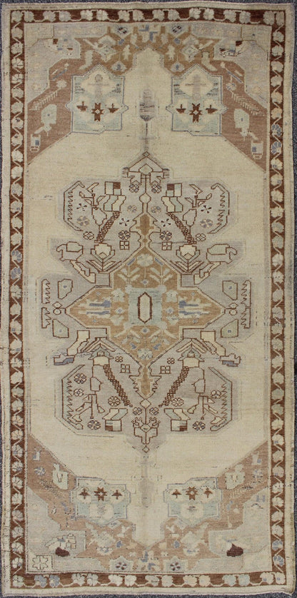 Vintage Hand Knotted Turkish Oushak Rug with Large Floral Medallion This Turkish Vintage Oushak contains subtle tones of taupe, beige and gray - blue, which are highlighted by brown and mocha colors. The elegant center medallion accentuates a bot... - Keivan Woven ArtsEN - 142892 - 8070Rug