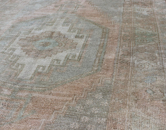 Mid - Century Muted Vintage Turkish Oushak with Central Medallion Design Muted Vintage Turkish Mid - Century Oushak with Central Medallion Design rug / en - 142989 origin / turkey This muted vintage Turkish Oushak carpet from the mid - 20th cen... - Keivan Woven ArtsEN - 142989 - 8341Rug