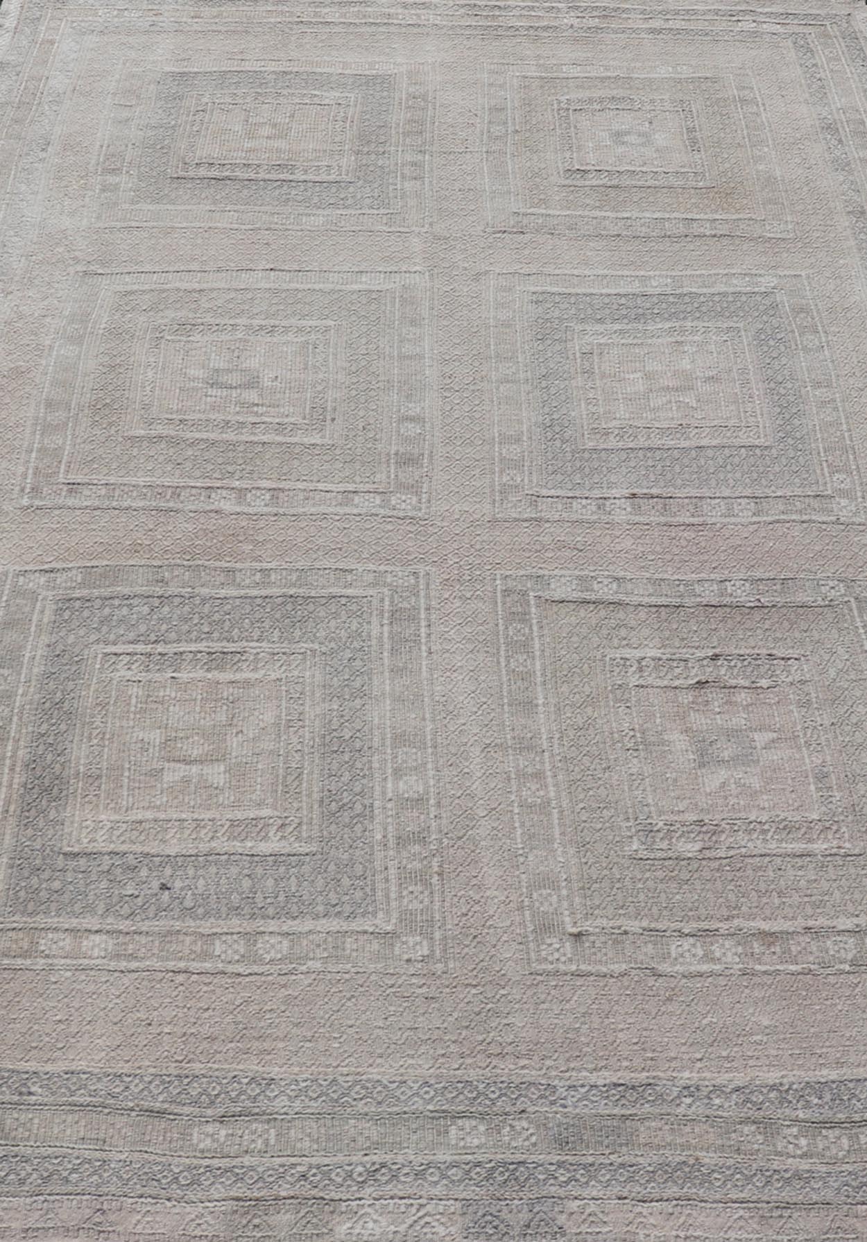 Measures: 6'1 x 9'11 Vintage Turkish Embroidered Rug with Geometric Box Design in Earthy Tones. Keivan Woven Arts / rug EN - 14464, country of origin / type: Turkey / Kilim, circa 1950 This geometric Kilim from Turkey bears a repeating large box de... - Keivan Woven ArtsEN - 14464 - 21817Rug