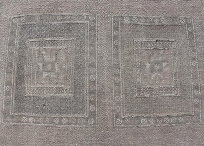 Measures: 6'1 x 9'11 Vintage Turkish Embroidered Rug with Geometric Box Design in Earthy Tones. Keivan Woven Arts / rug EN - 14464, country of origin / type: Turkey / Kilim, circa 1950 This geometric Kilim from Turkey bears a repeating large box de... - Keivan Woven ArtsEN - 14464 - 21817Rug