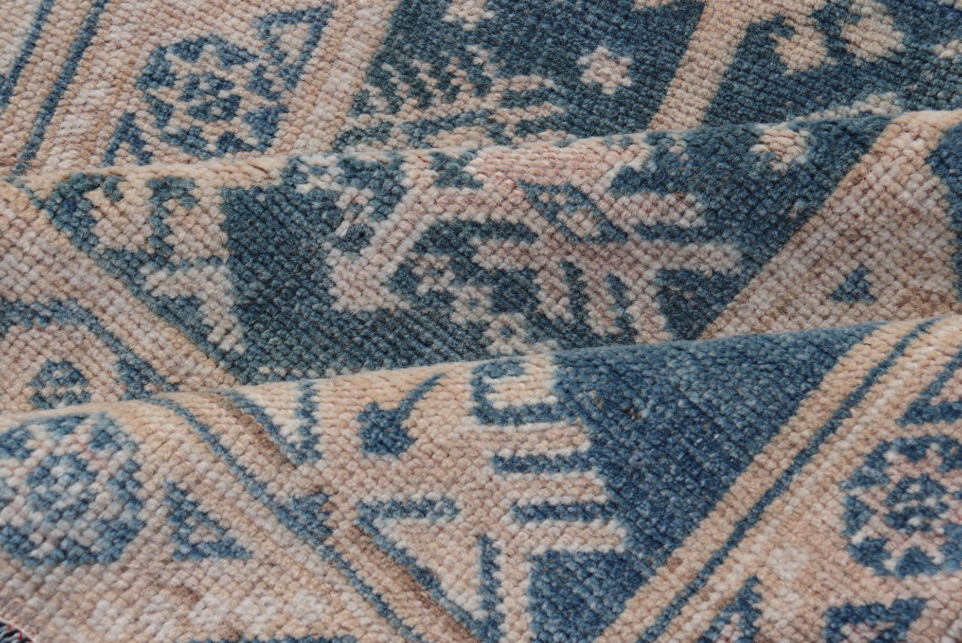 Measures: 3'11 x 6'3 Blue and Cream Turkish Oushak Rug Vintage with All - Over Motif Design. Keivan Woven Arts / rug EN - 14550, country of origin / type: Turkey / Oushak, circa 1940 This vintage Oushak features an all - over floral design. The bl... - Keivan Woven ArtsEN - 14550 - 22788Rug