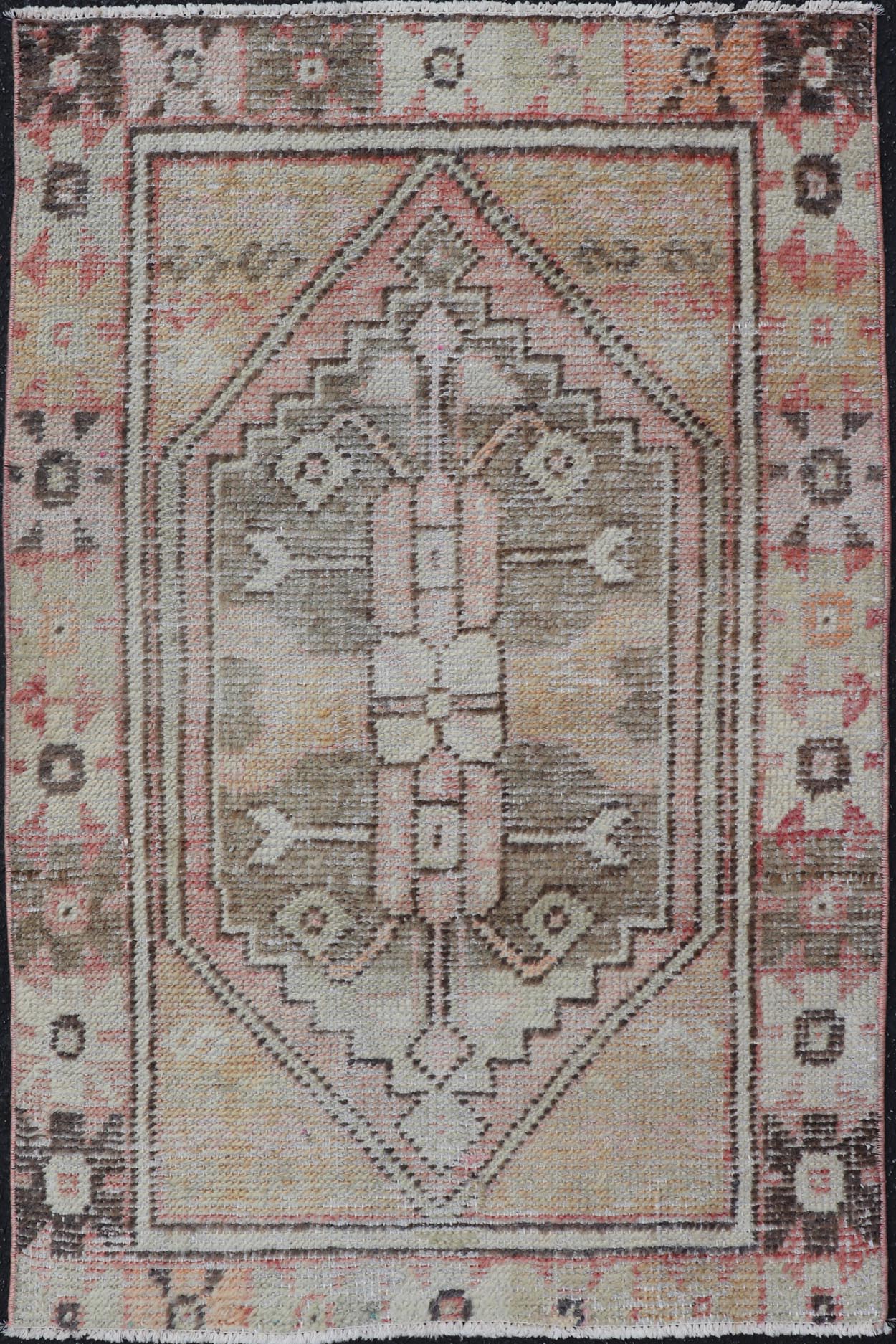 Vintage Turkish Oushak Carpet with Beautiful Floral Motifs and Medallion. Keivan Woven Arts / rug EN - 14623, country of origin / type: Turkey / Oushak, circa mid - 20th century. Measures: 2'8 x 4'0 This mid - century vintage Oushak carpet features an... - Keivan Woven ArtsEN - 14623 - 23774Rug