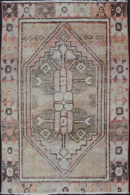 Vintage Turkish Oushak Carpet with Beautiful Floral Motifs and Medallion. Keivan Woven Arts / rug EN - 14623, country of origin / type: Turkey / Oushak, circa mid - 20th century. Measures: 2'8 x 4'0 This mid - century vintage Oushak carpet features an... - Keivan Woven ArtsEN - 14623 - 23774Rug