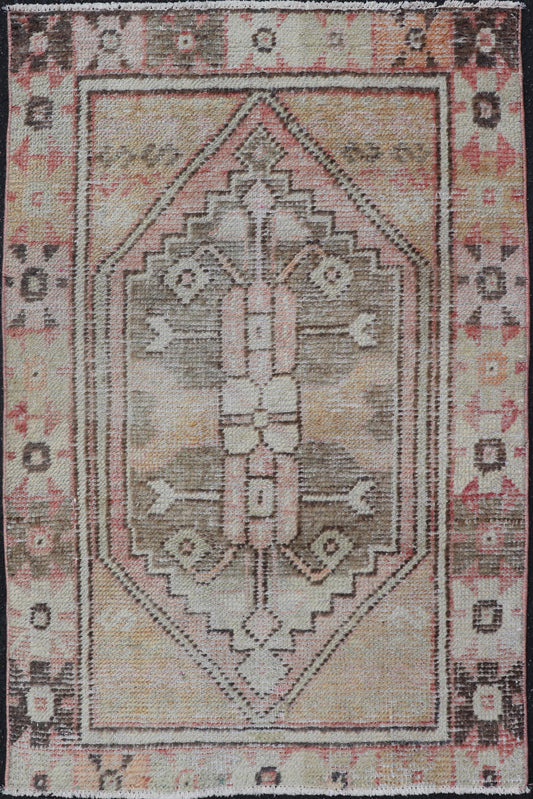 Vintage Turkish Oushak Carpet with Beautiful Floral Motifs and Medallion. Keivan Woven Arts / rug EN - 14623, country of origin / type: Turkey / Oushak, circa mid - 20th century. Measures: 2'8 x 4'0 This mid - century vintage Oushak carpet features an... - Keivan Woven ArtsEN - 14623 - 23774Rug