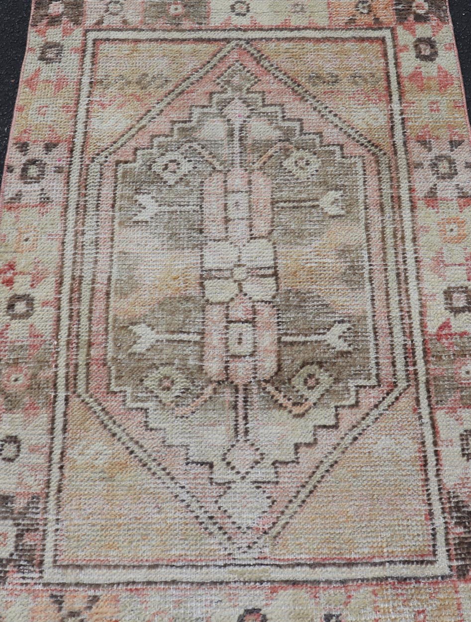 Vintage Turkish Oushak Carpet with Beautiful Floral Motifs and Medallion. Keivan Woven Arts / rug EN - 14623, country of origin / type: Turkey / Oushak, circa mid - 20th century. Measures: 2'8 x 4'0 This mid - century vintage Oushak carpet features an... - Keivan Woven ArtsEN - 14623 - 23774Rug