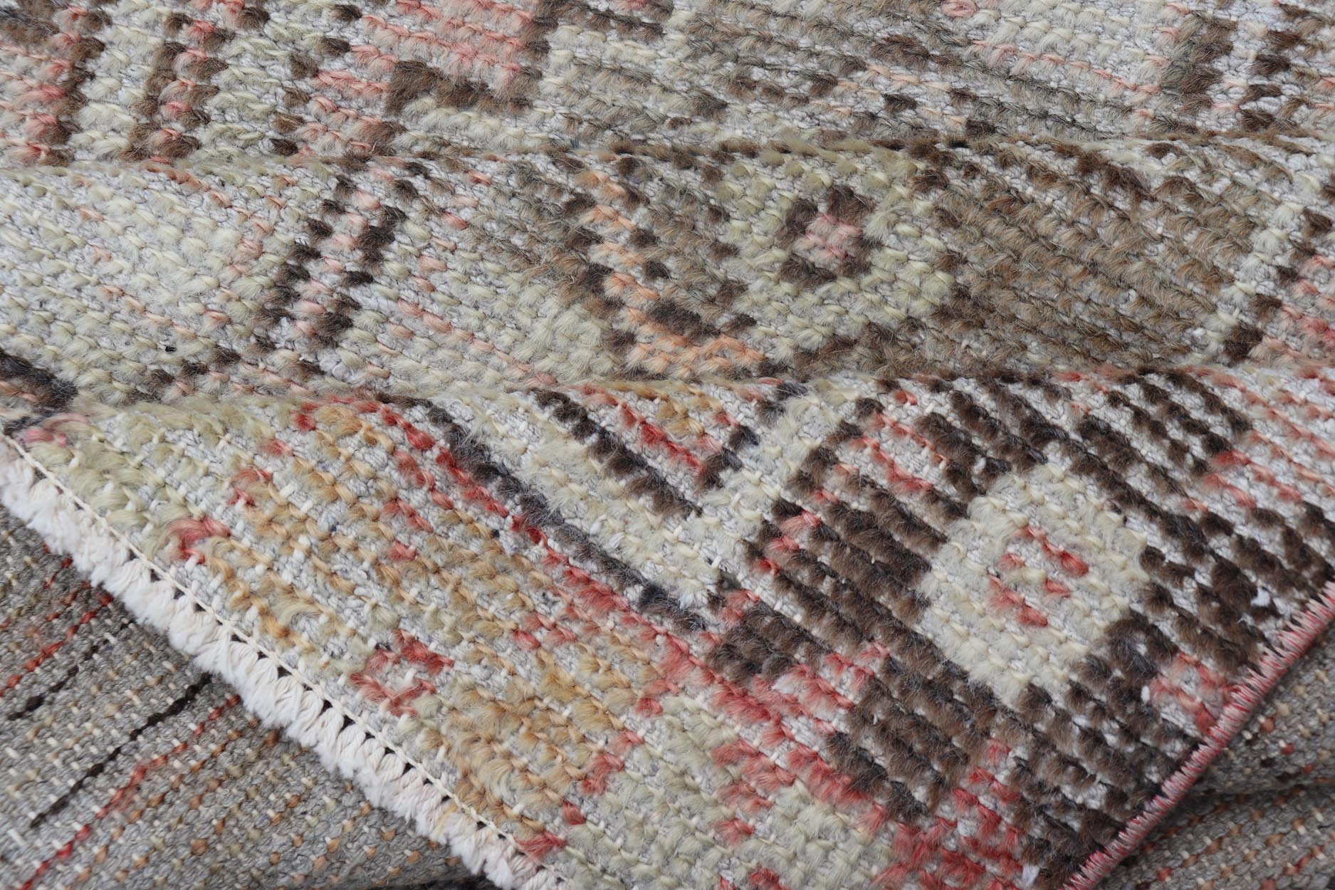 Vintage Turkish Oushak Carpet with Beautiful Floral Motifs and Medallion. Keivan Woven Arts / rug EN - 14623, country of origin / type: Turkey / Oushak, circa mid - 20th century. Measures: 2'8 x 4'0 This mid - century vintage Oushak carpet features an... - Keivan Woven ArtsEN - 14623 - 23774Rug