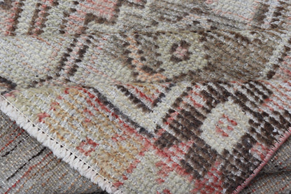 Vintage Turkish Oushak Carpet with Beautiful Floral Motifs and Medallion. Keivan Woven Arts / rug EN - 14623, country of origin / type: Turkey / Oushak, circa mid - 20th century. Measures: 2'8 x 4'0 This mid - century vintage Oushak carpet features an... - Keivan Woven ArtsEN - 14623 - 23774Rug