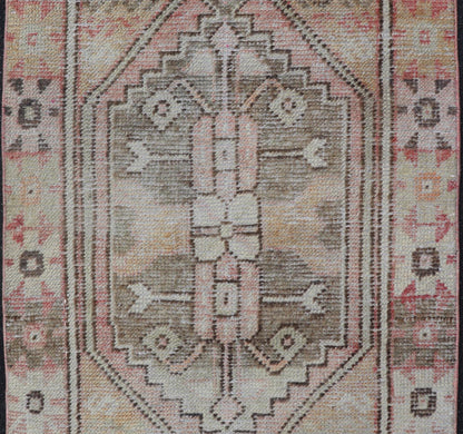 Vintage Turkish Oushak Carpet with Beautiful Floral Motifs and Medallion. Keivan Woven Arts / rug EN - 14623, country of origin / type: Turkey / Oushak, circa mid - 20th century. Measures: 2'8 x 4'0 This mid - century vintage Oushak carpet features an... - Keivan Woven ArtsEN - 14623 - 23774Rug