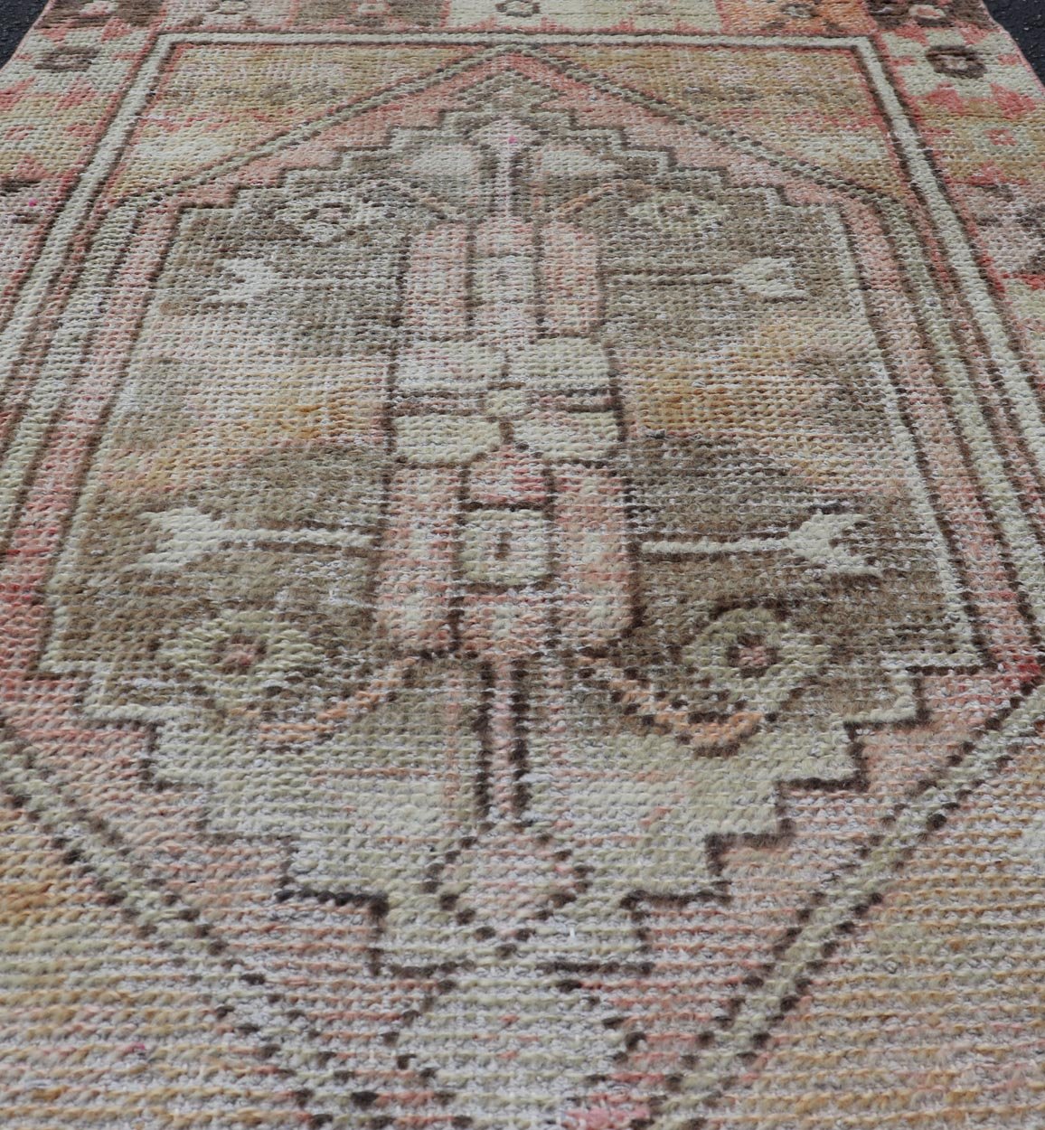 Vintage Turkish Oushak Carpet with Beautiful Floral Motifs and Medallion. Keivan Woven Arts / rug EN - 14623, country of origin / type: Turkey / Oushak, circa mid - 20th century. Measures: 2'8 x 4'0 This mid - century vintage Oushak carpet features an... - Keivan Woven ArtsEN - 14623 - 23774Rug