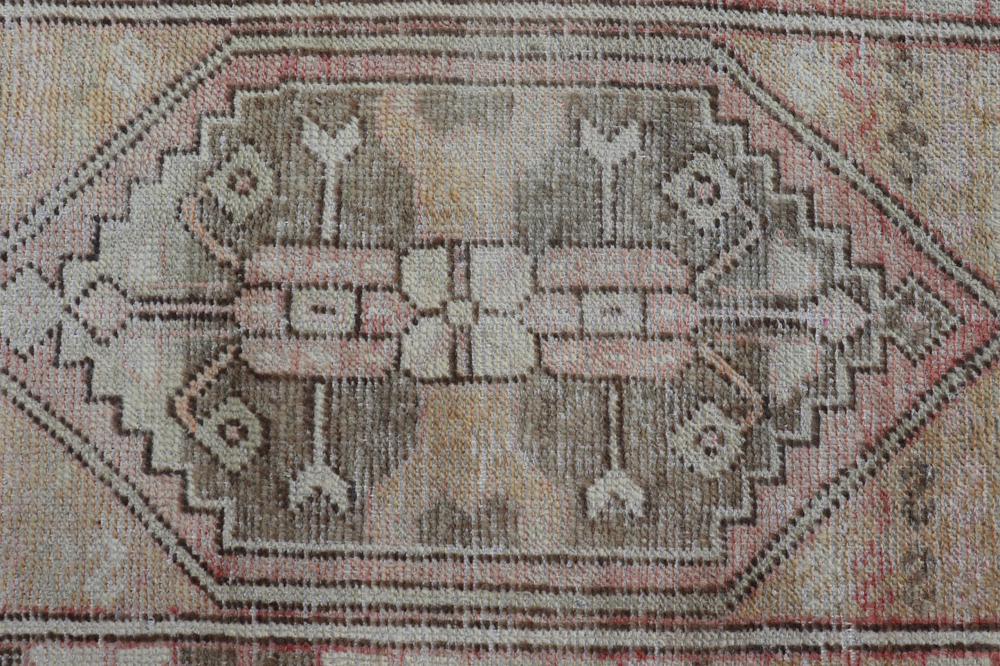 Vintage Turkish Oushak Carpet with Beautiful Floral Motifs and Medallion. Keivan Woven Arts / rug EN - 14623, country of origin / type: Turkey / Oushak, circa mid - 20th century. Measures: 2'8 x 4'0 This mid - century vintage Oushak carpet features an... - Keivan Woven ArtsEN - 14623 - 23774Rug