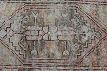 Vintage Turkish Oushak Carpet with Beautiful Floral Motifs and Medallion. Keivan Woven Arts / rug EN - 14623, country of origin / type: Turkey / Oushak, circa mid - 20th century. Measures: 2'8 x 4'0 This mid - century vintage Oushak carpet features an... - Keivan Woven ArtsEN - 14623 - 23774Rug