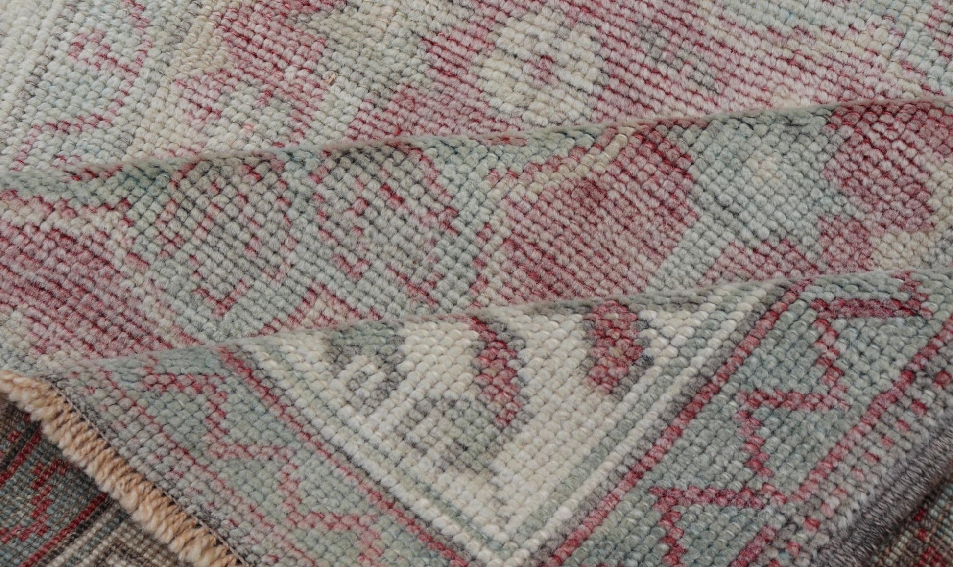 Elegant Oushak Rug From Turkey with Medallion Design in Light Colors. Keivan Woven Arts / rug EN - 14656, country of origin / type: Turkey / Oushak, circa 1940 Measures: 3'0 x 4'0 This vintage Oushak carpet features a beautiful flower pattern, set... - Keivan Woven ArtsEN - 14656 - 23780Rug