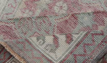 Elegant Oushak Rug From Turkey with Medallion Design in Light Colors. Keivan Woven Arts / rug EN - 14656, country of origin / type: Turkey / Oushak, circa 1940 Measures: 3'0 x 4'0 This vintage Oushak carpet features a beautiful flower pattern, set... - Keivan Woven ArtsEN - 14656 - 23780Rug