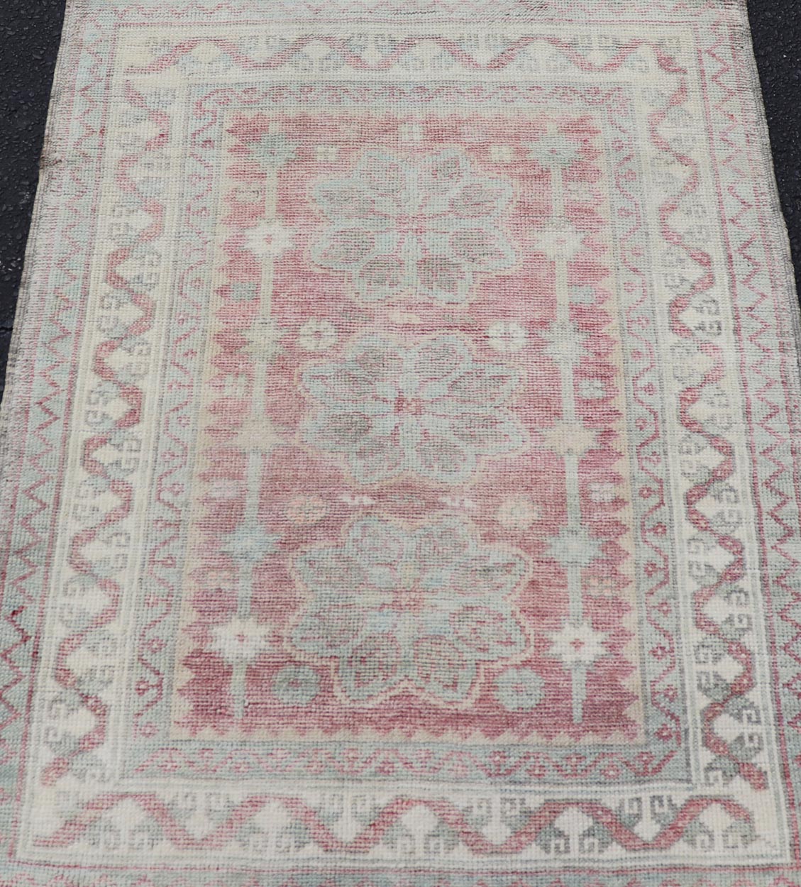 Elegant Oushak Rug From Turkey with Medallion Design in Light Colors. Keivan Woven Arts / rug EN - 14656, country of origin / type: Turkey / Oushak, circa 1940 Measures: 3'0 x 4'0 This vintage Oushak carpet features a beautiful flower pattern, set... - Keivan Woven ArtsEN - 14656 - 23780Rug
