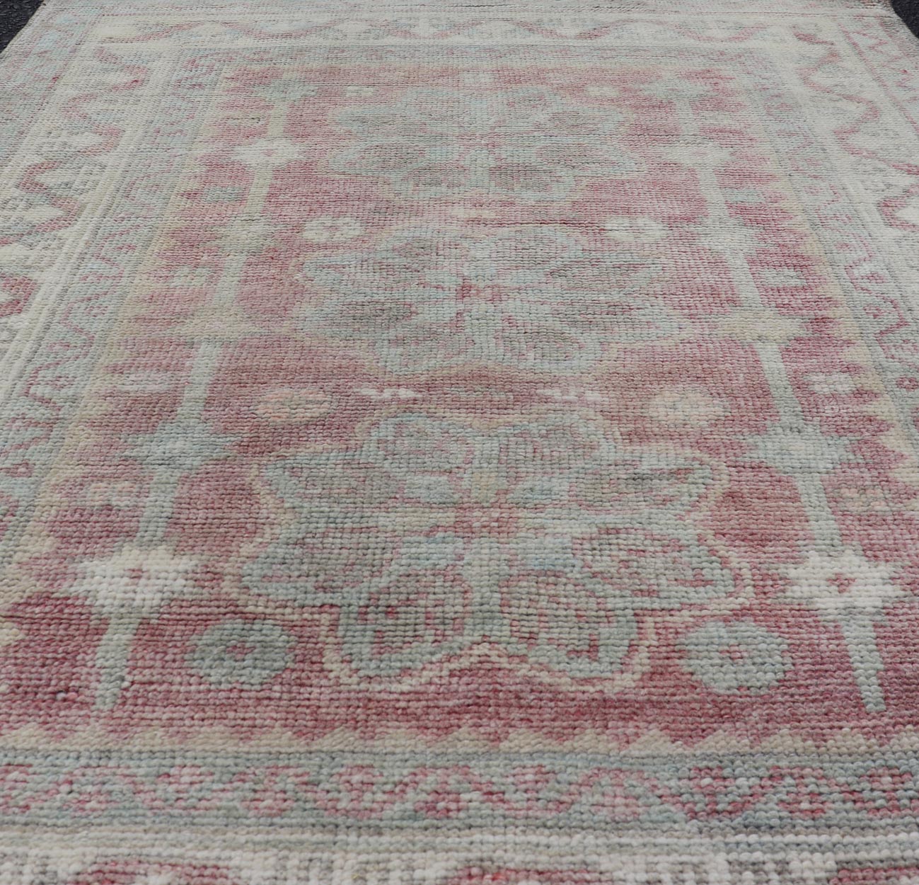 Elegant Oushak Rug From Turkey with Medallion Design in Light Colors. Keivan Woven Arts / rug EN - 14656, country of origin / type: Turkey / Oushak, circa 1940 Measures: 3'0 x 4'0 This vintage Oushak carpet features a beautiful flower pattern, set... - Keivan Woven ArtsEN - 14656 - 23780Rug