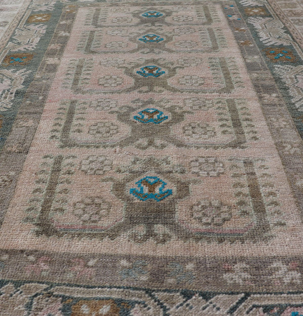 Measures: 3'6 x 4'10 Vintage Turkish Oushak Rug with All - Over Sub - Geometric Medallion Design. Keivan Woven Arts / rug EN - 14984, country of origin / type: Turkey / Oushak, circa Mid - 20th Century. This vintage Oushak features Oushak medallion ... - Keivan Woven ArtsEN - 14984 - 22842Rug