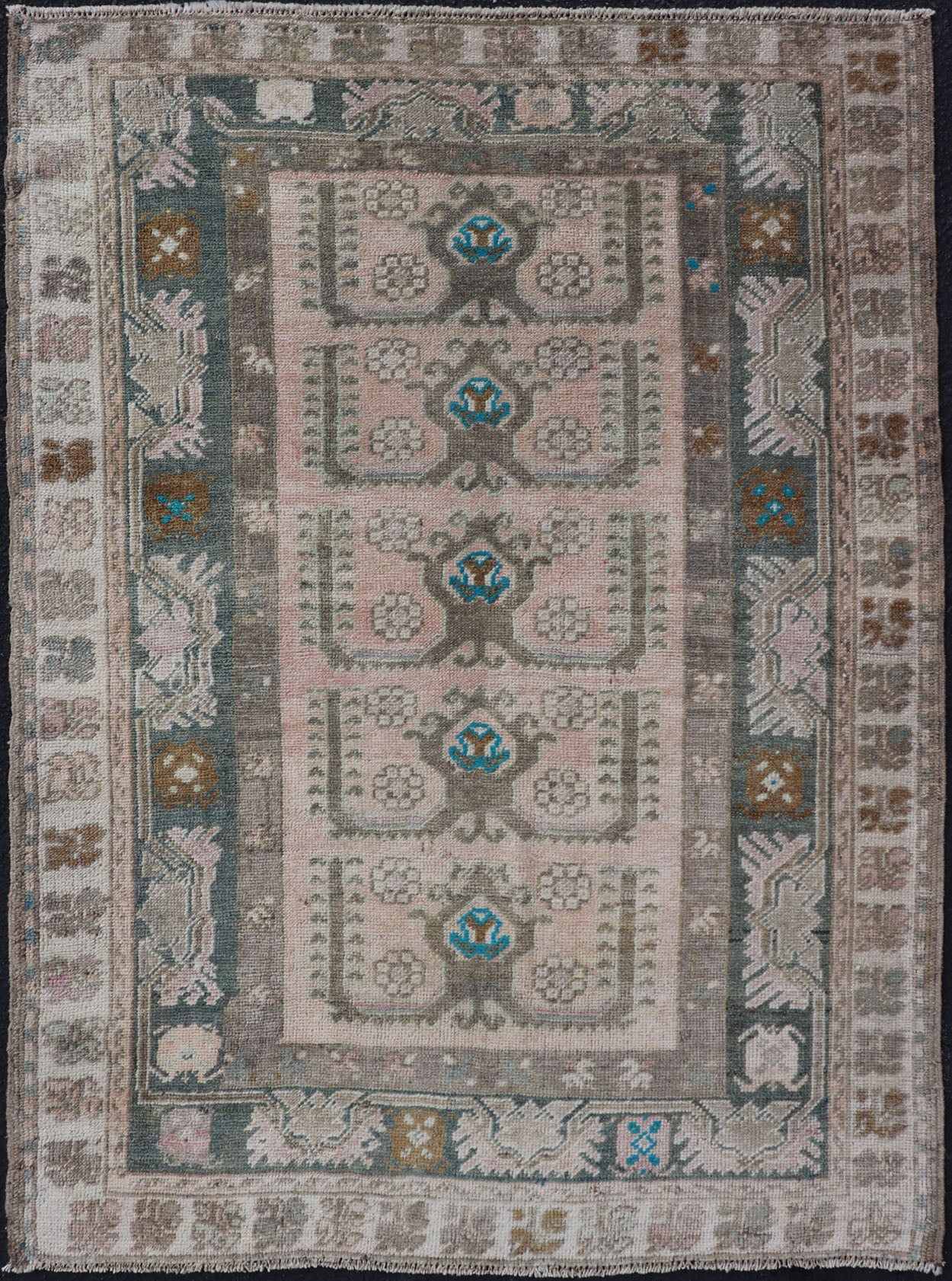 Measures: 3'6 x 4'10 Vintage Turkish Oushak Rug with All - Over Sub - Geometric Medallion Design. Keivan Woven Arts / rug EN - 14984, country of origin / type: Turkey / Oushak, circa Mid - 20th Century. This vintage Oushak features Oushak medallion ... - Keivan Woven ArtsEN - 14984 - 22842Rug