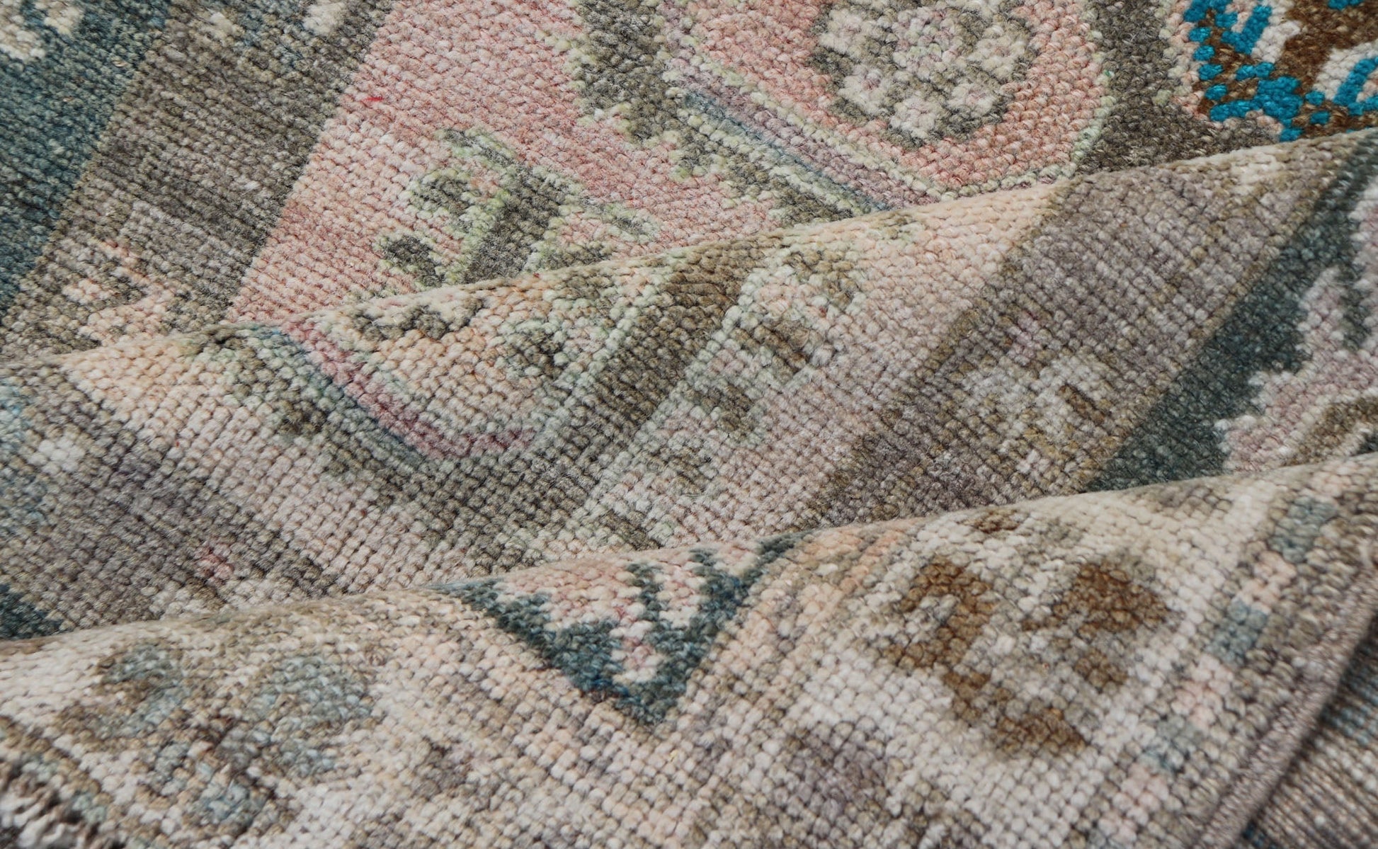 Measures: 3'6 x 4'10 Vintage Turkish Oushak Rug with All - Over Sub - Geometric Medallion Design. Keivan Woven Arts / rug EN - 14984, country of origin / type: Turkey / Oushak, circa Mid - 20th Century. This vintage Oushak features Oushak medallion ... - Keivan Woven ArtsEN - 14984 - 22842Rug