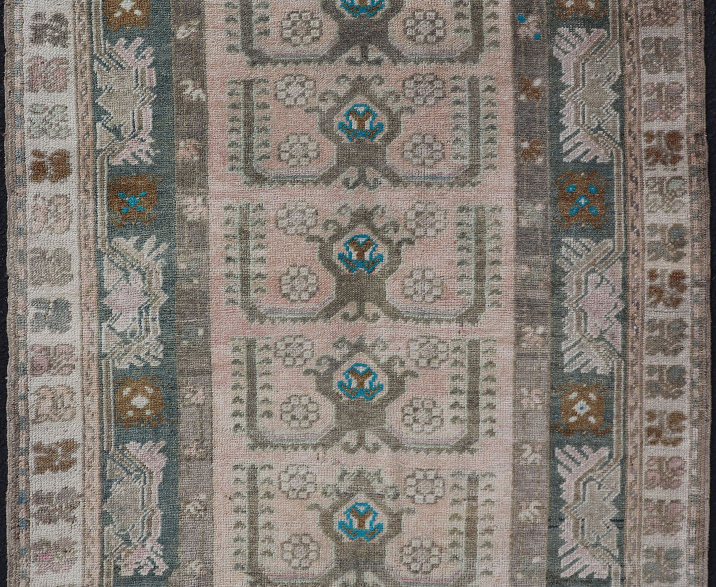 Measures: 3'6 x 4'10 Vintage Turkish Oushak Rug with All - Over Sub - Geometric Medallion Design. Keivan Woven Arts / rug EN - 14984, country of origin / type: Turkey / Oushak, circa Mid - 20th Century. This vintage Oushak features Oushak medallion ... - Keivan Woven ArtsEN - 14984 - 22842Rug