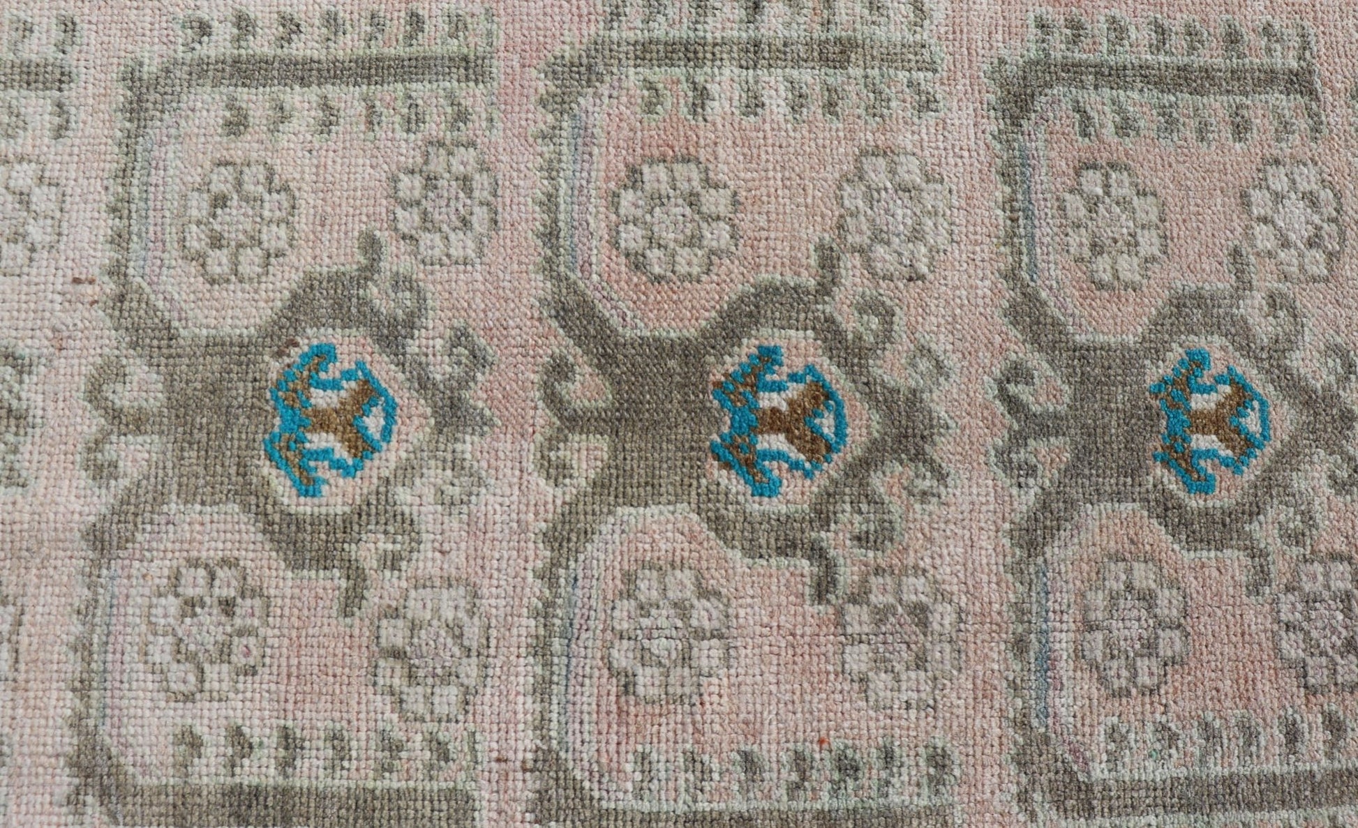 Measures: 3'6 x 4'10 Vintage Turkish Oushak Rug with All - Over Sub - Geometric Medallion Design. Keivan Woven Arts / rug EN - 14984, country of origin / type: Turkey / Oushak, circa Mid - 20th Century. This vintage Oushak features Oushak medallion ... - Keivan Woven ArtsEN - 14984 - 22842Rug