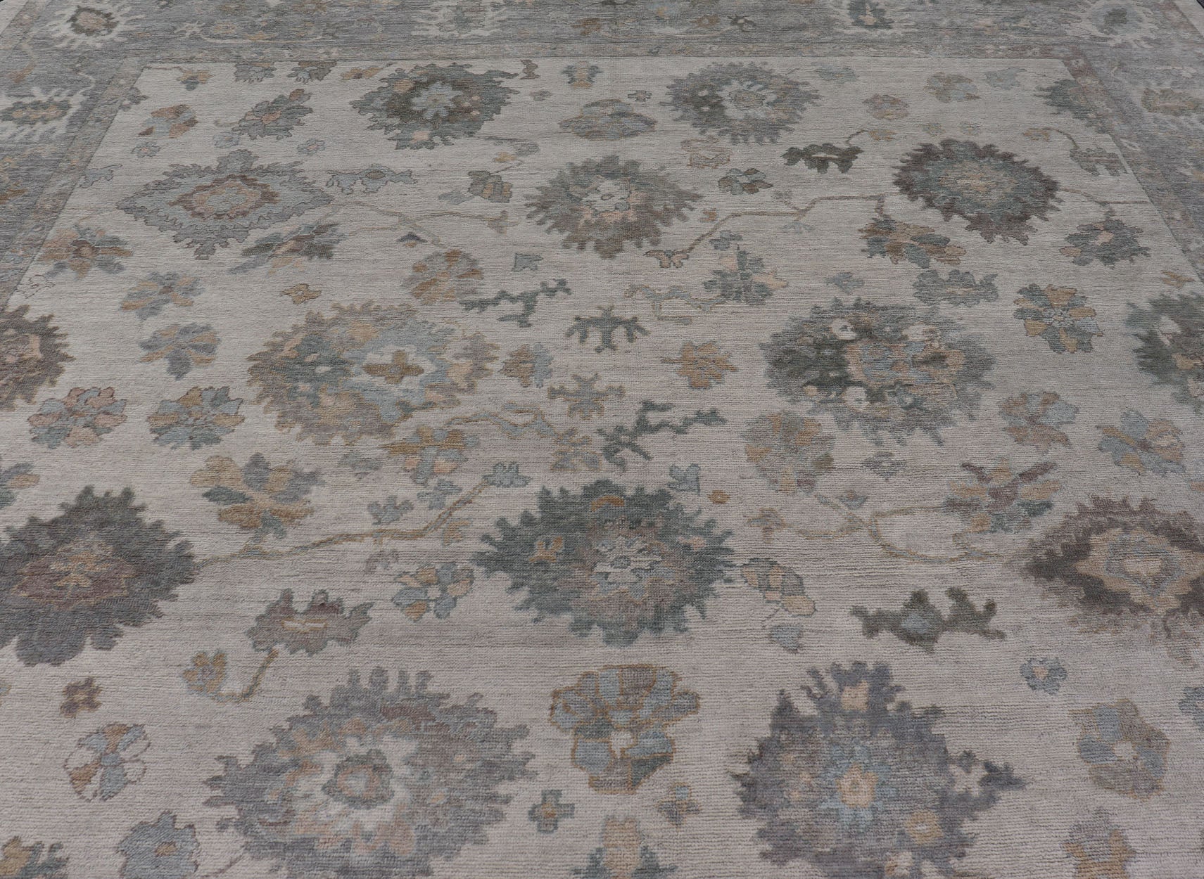 Measures: 14'6 x 18'9 Modern Turkish Oushak Rug with Neutral Color Palette and All - Over Floral Design. Keivan Woven Arts, rug EN - 15207, country of origin / type: Turkey / Oushak This large classic Oushak rug from Turkey features a subdued, n... - Keivan Woven ArtsEN - 15207 - 22872Rug