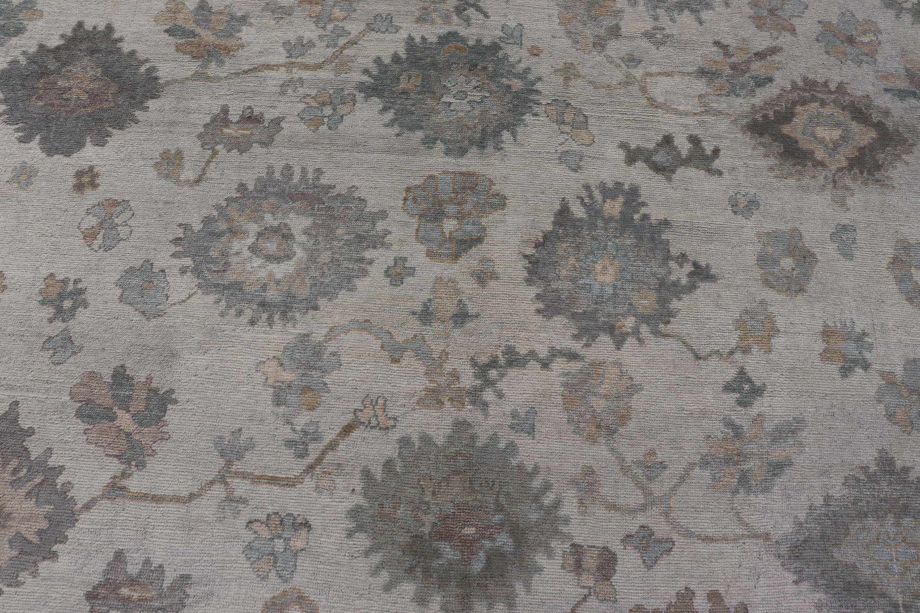 Measures: 14'6 x 18'9 Modern Turkish Oushak Rug with Neutral Color Palette and All - Over Floral Design. Keivan Woven Arts, rug EN - 15207, country of origin / type: Turkey / Oushak This large classic Oushak rug from Turkey features a subdued, n... - Keivan Woven ArtsEN - 15207 - 22872Rug