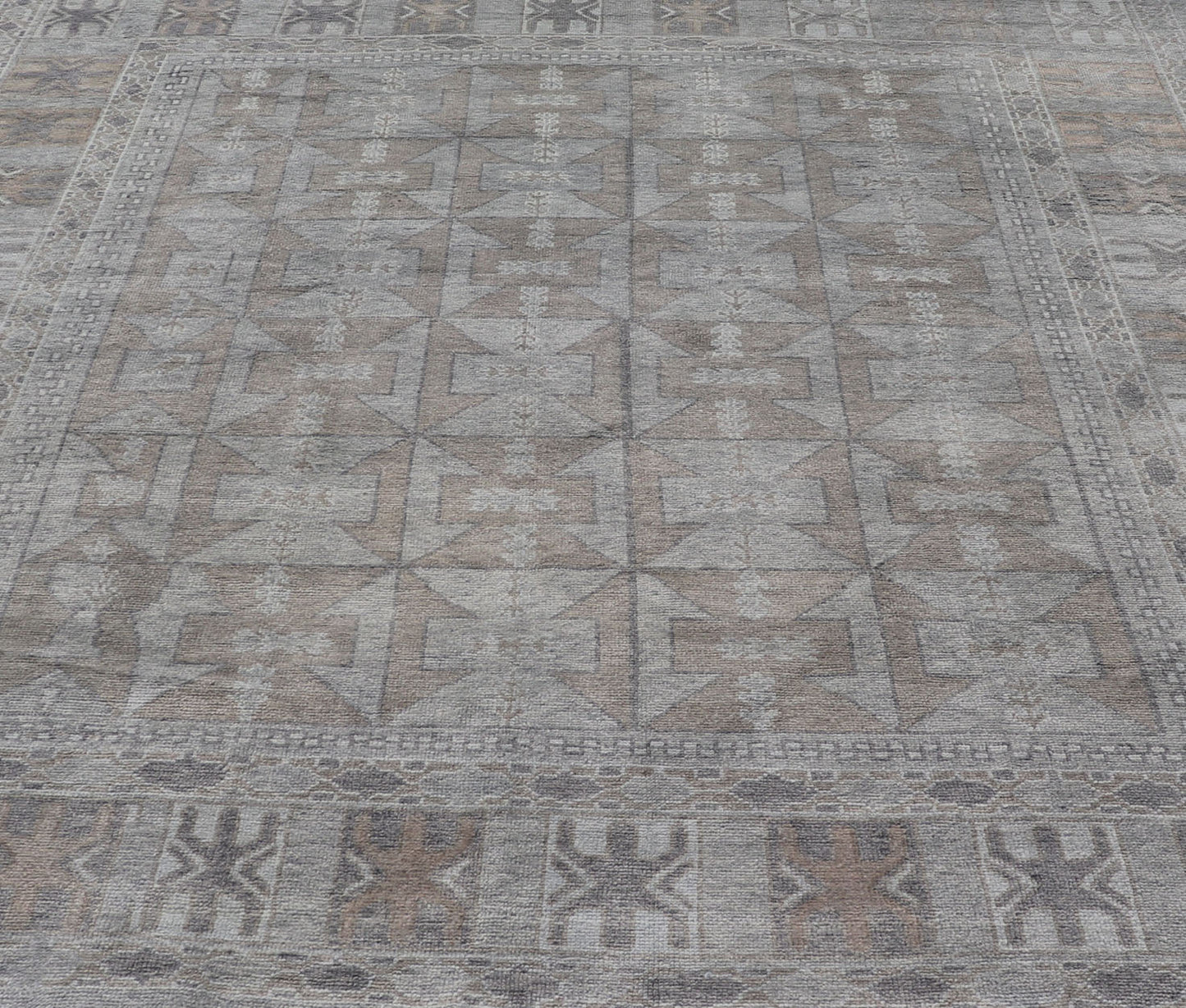 Measures: 9'3 x 10'5 Modern Turkish Oushak Rug with Shades of Gray with Tribal Design. Keivan Woven Arts / rug EN - 15211, country of origin / type: Turkey / Oushak This unique design Oushak rug from Turkey features a bold design with fun colo... - Keivan Woven ArtsEN - 15211 - 22878Rug