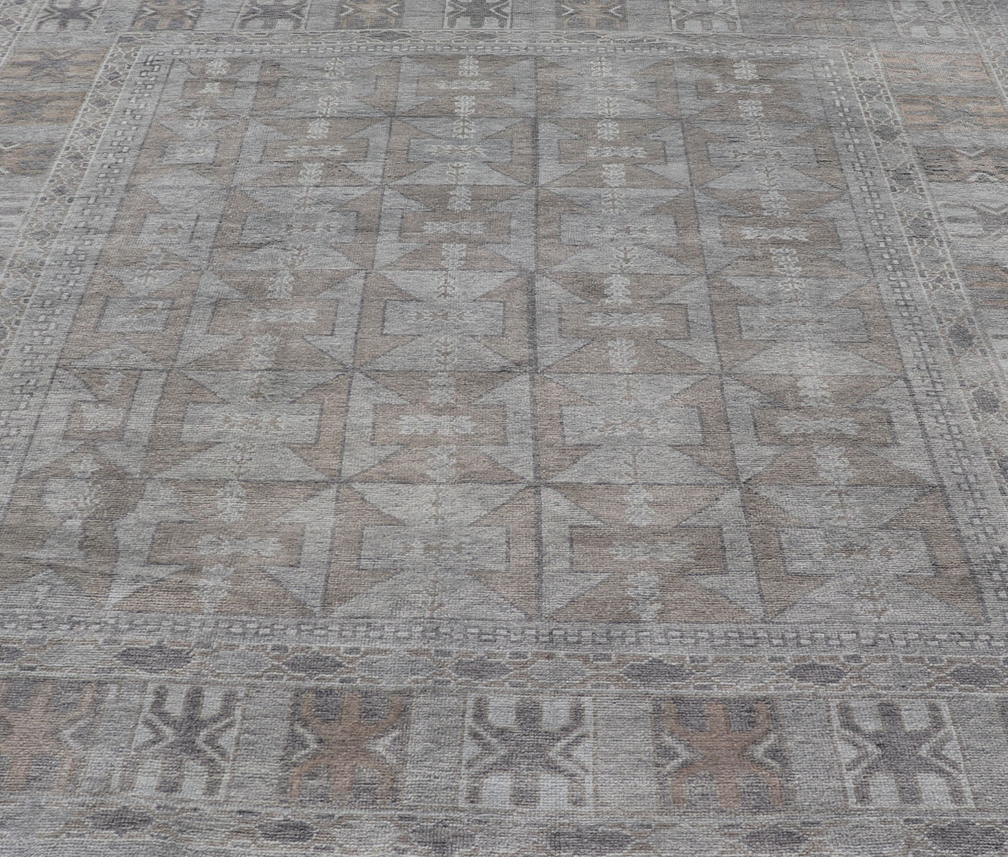 Measures: 9'3 x 10'5 Modern Turkish Oushak Rug with Shades of Gray with Tribal Design. Keivan Woven Arts / rug EN - 15211, country of origin / type: Turkey / Oushak This unique design Oushak rug from Turkey features a bold design with fun colo... - Keivan Woven ArtsEN - 15211 - 22878Rug