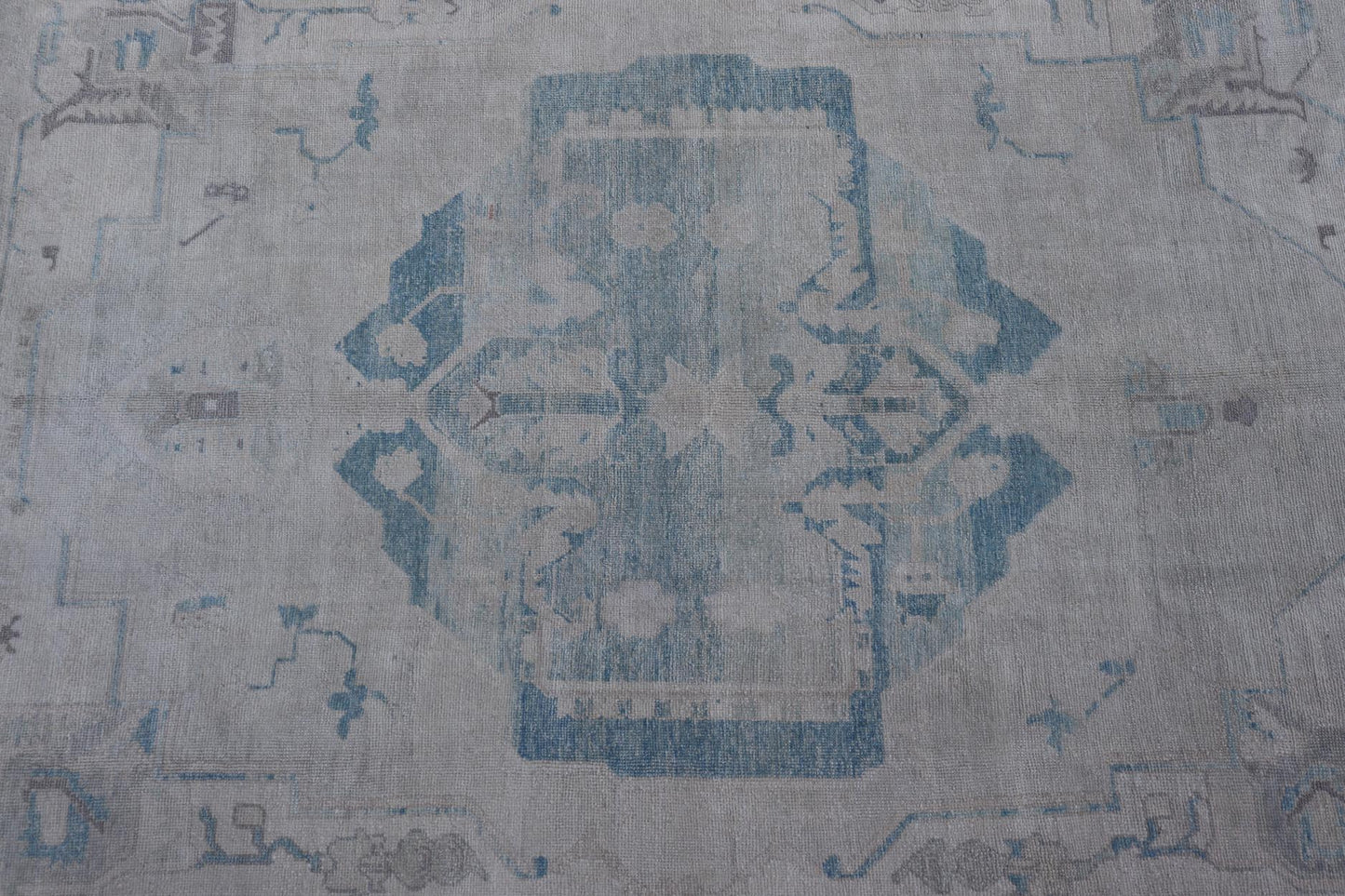 Measures: 10'0 x 13'3 Modern Turkish Oushak Large Medallion Rug in Light Blue and Cream. Keivan Woven Arts / rug EN - 15213, country of origin / type: Turkey / Oushak This traditional Oushak rug from Turkey features a subdued color palette and... - Keivan Woven ArtsEN - 15213 - 21901Rug