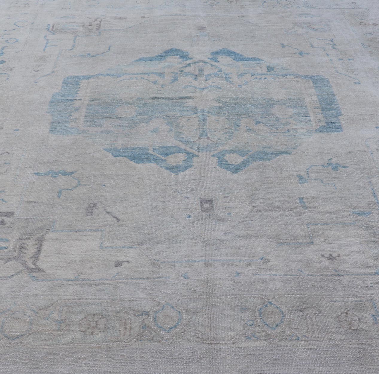 Measures: 10'0 x 13'3 Modern Turkish Oushak Large Medallion Rug in Light Blue and Cream. Keivan Woven Arts / rug EN - 15213, country of origin / type: Turkey / Oushak This traditional Oushak rug from Turkey features a subdued color palette and... - Keivan Woven ArtsEN - 15213 - 21901Rug