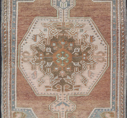 Vintage Oushak Rug in Light Brown Background and Cream, and Light Blue. Keivan Woven Arts / rug EN - 15334, country of origin / type: Turkey / Oushak, circa Mid - 20th century. Measures: 3'5 x 6'1 This vintage Turkish Oushak rug (circa mid - 20th cent... - Keivan Woven ArtsEN - 15334 - 23684Rug