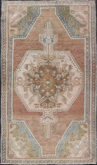 Vintage Oushak Rug in Light Brown Background and Cream, and Light Blue. Keivan Woven Arts / rug EN - 15334, country of origin / type: Turkey / Oushak, circa Mid - 20th century. Measures: 3'5 x 6'1 This vintage Turkish Oushak rug (circa mid - 20th cent... - Keivan Woven ArtsEN - 15334 - 23684Rug