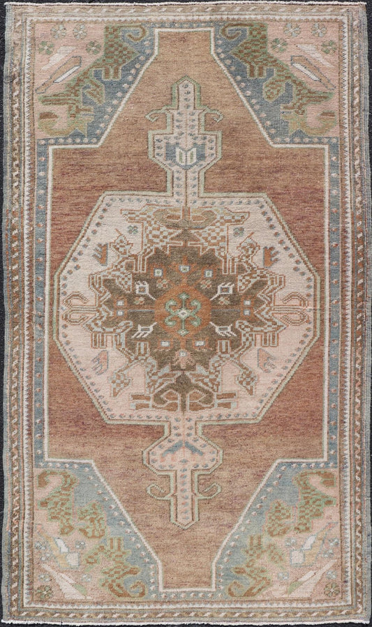 Vintage Oushak Rug in Light Brown Background and Cream, and Light Blue. Keivan Woven Arts / rug EN - 15334, country of origin / type: Turkey / Oushak, circa Mid - 20th century. Measures: 3'5 x 6'1 This vintage Turkish Oushak rug (circa mid - 20th cent... - Keivan Woven ArtsEN - 15334 - 23684Rug