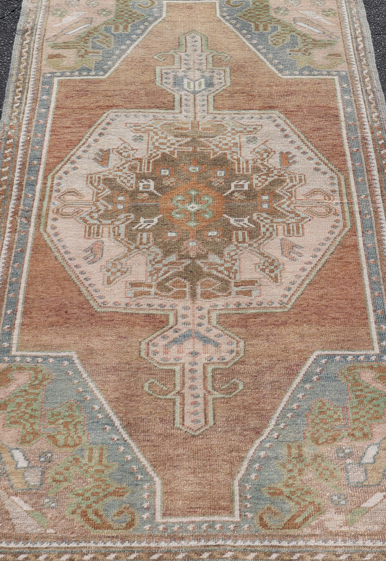 Vintage Oushak Rug in Light Brown Background and Cream, and Light Blue. Keivan Woven Arts / rug EN - 15334, country of origin / type: Turkey / Oushak, circa Mid - 20th century. Measures: 3'5 x 6'1 This vintage Turkish Oushak rug (circa mid - 20th cent... - Keivan Woven ArtsEN - 15334 - 23684Rug