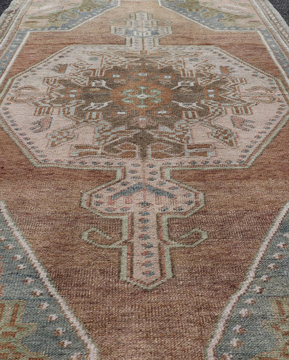 Vintage Oushak Rug in Light Brown Background and Cream, and Light Blue. Keivan Woven Arts / rug EN - 15334, country of origin / type: Turkey / Oushak, circa Mid - 20th century. Measures: 3'5 x 6'1 This vintage Turkish Oushak rug (circa mid - 20th cent... - Keivan Woven ArtsEN - 15334 - 23684Rug