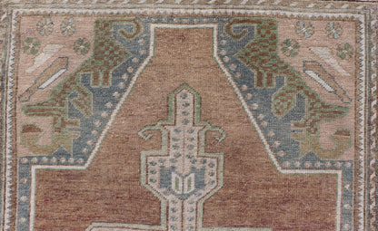 Vintage Oushak Rug in Light Brown Background and Cream, and Light Blue. Keivan Woven Arts / rug EN - 15334, country of origin / type: Turkey / Oushak, circa Mid - 20th century. Measures: 3'5 x 6'1 This vintage Turkish Oushak rug (circa mid - 20th cent... - Keivan Woven ArtsEN - 15334 - 23684Rug