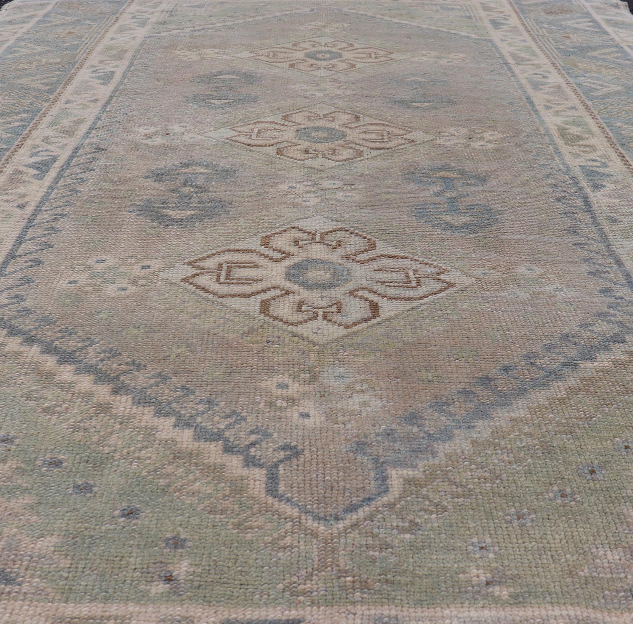 Vintage Turkish Rug with Unique Design in Blue, Taupe, Butter & Neutral Colors. Keivan Woven Arts / rug EN - 15376, country of origin / type: Turkey / Oushak, circa 1950 Measures: 4'6 x 6'6 This enchanting and unique vintage Oushak rug was made in... - Keivan Woven ArtsEN - 15376 - 23821Rug