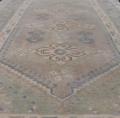 Vintage Turkish Rug with Unique Design in Blue, Taupe, Butter & Neutral Colors. Keivan Woven Arts / rug EN - 15376, country of origin / type: Turkey / Oushak, circa 1950 Measures: 4'6 x 6'6 This enchanting and unique vintage Oushak rug was made in... - Keivan Woven ArtsEN - 15376 - 23821Rug